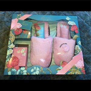 Christian Siriano Slipper & Bath Set